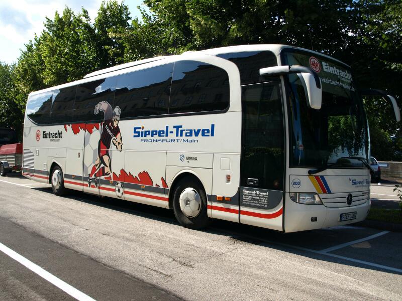 Ein MERCEDES Bus mit kleinem Anhänger der Firma " SIPPEL