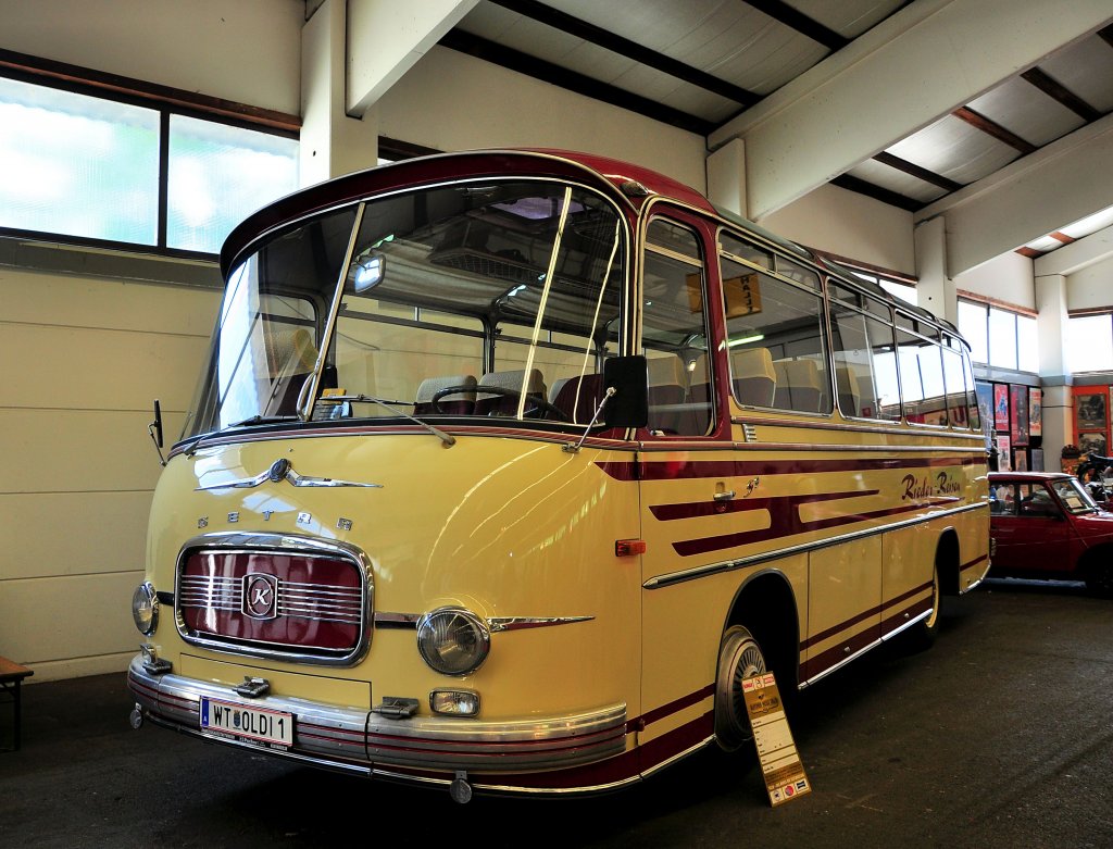 Kässbohrer-SETRA S9,Bj.1964,132 PS,hier auf der Oldtimer Messe in Tulln