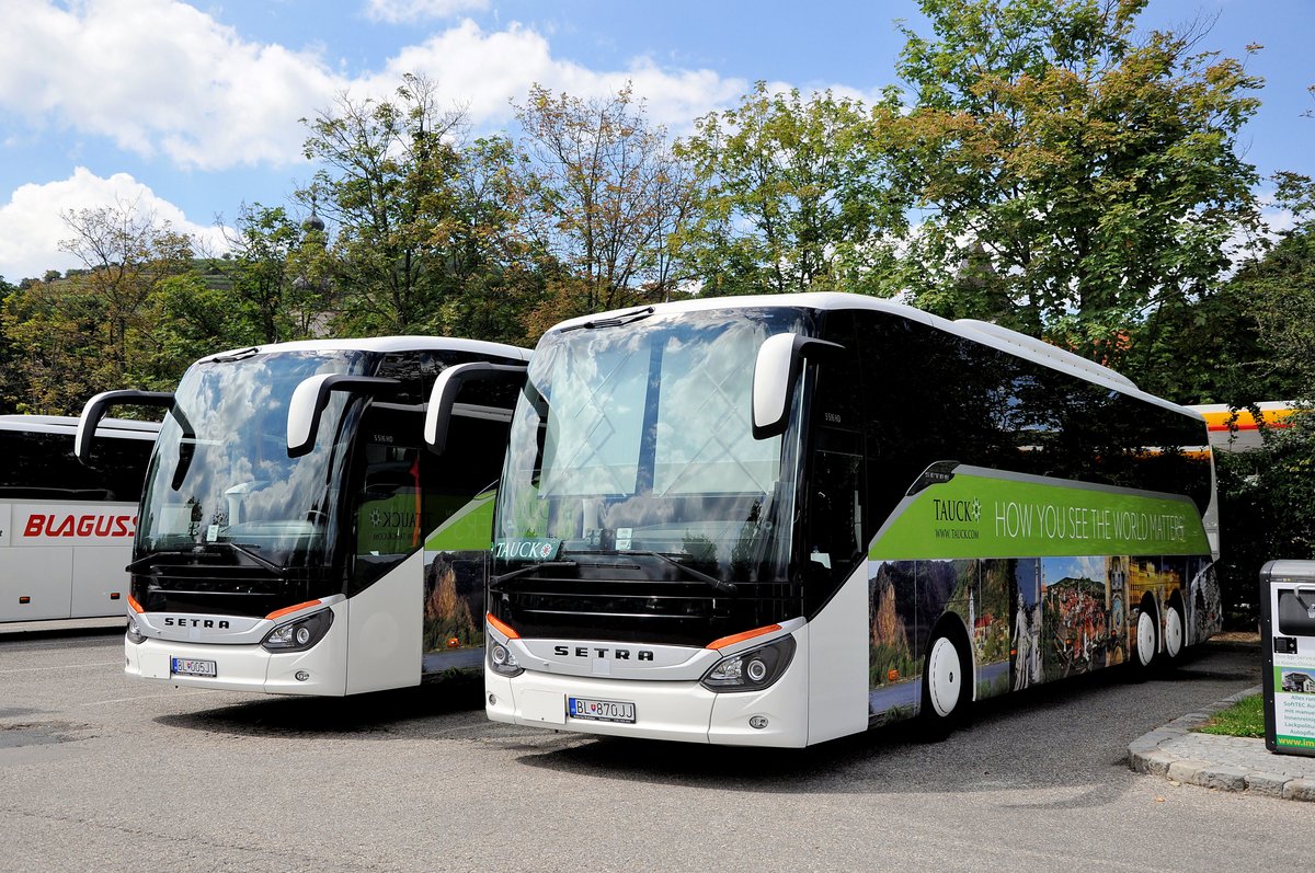 2 mal Setra 516 HD von Tauck Reisen aus der SK in Krems gesehen. Bus