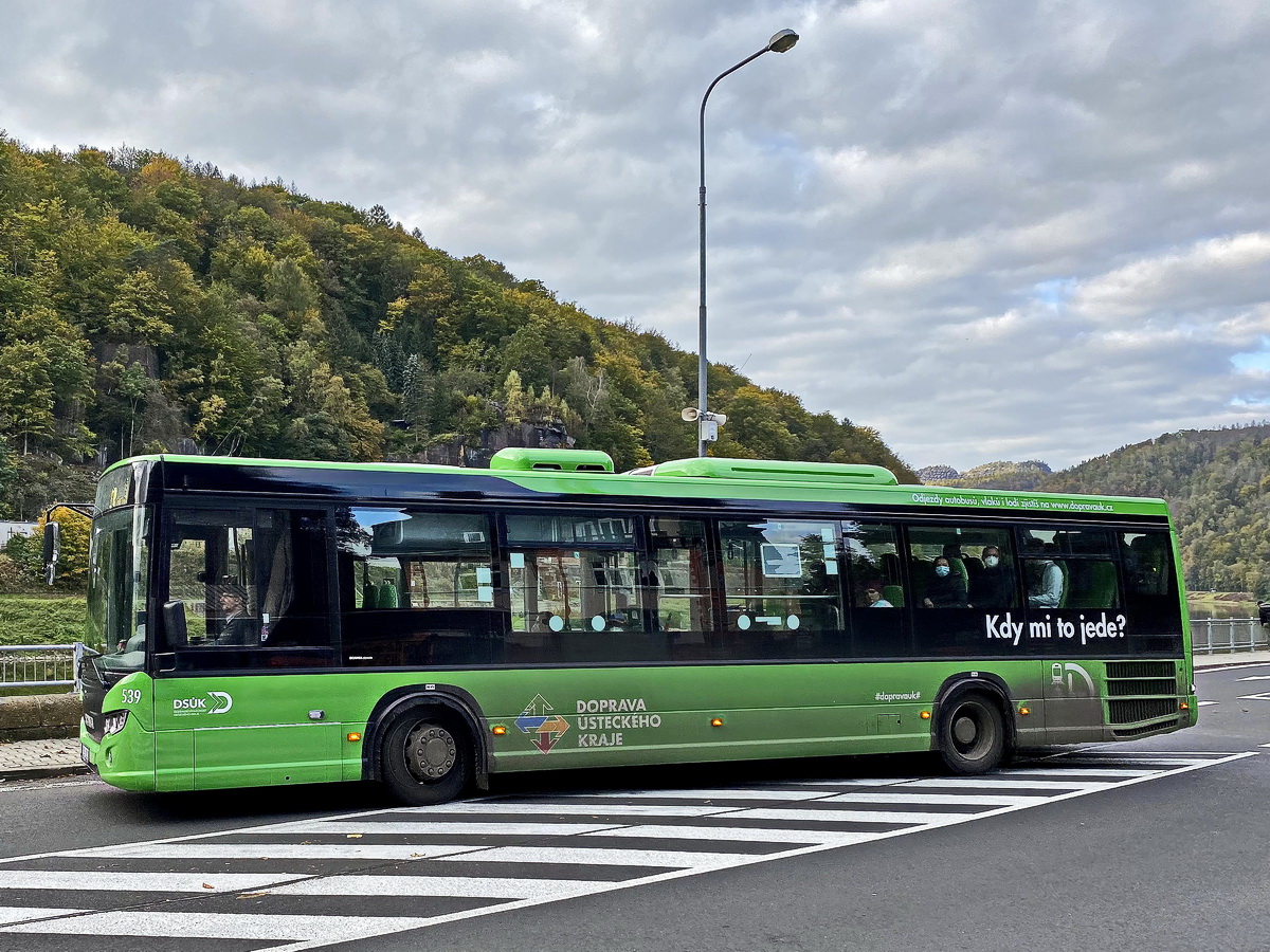 An der Einmündung auf die Bundesstrasse bei Hřensko an der Elbe fährt ein Scania Linienbus mit der  Eigennummer 539 am 16. Oktober 2021.