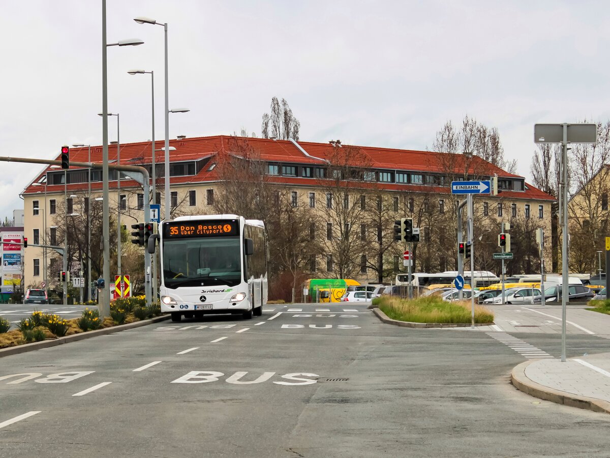 Graz. Der Dr. Richard W1068 kam im Mai 2020 nach Graz. Der komplett blütenweiße Bus ist hier am 25.03.2023 bei Don Bosco zu sehen.