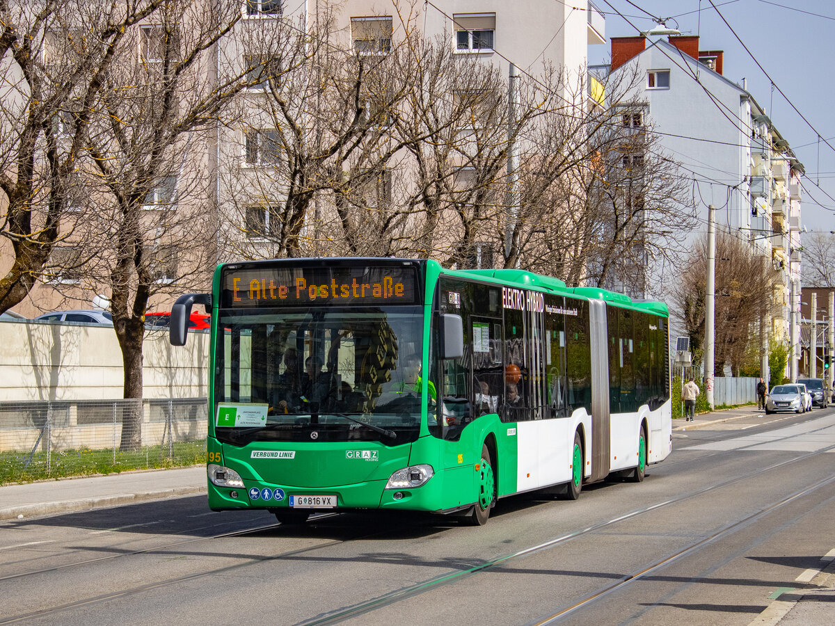 Graz. Wagen 195 der Graz Linien ist hier am 26.03.2024 als Linie E in der Laudongasse zu sehen.