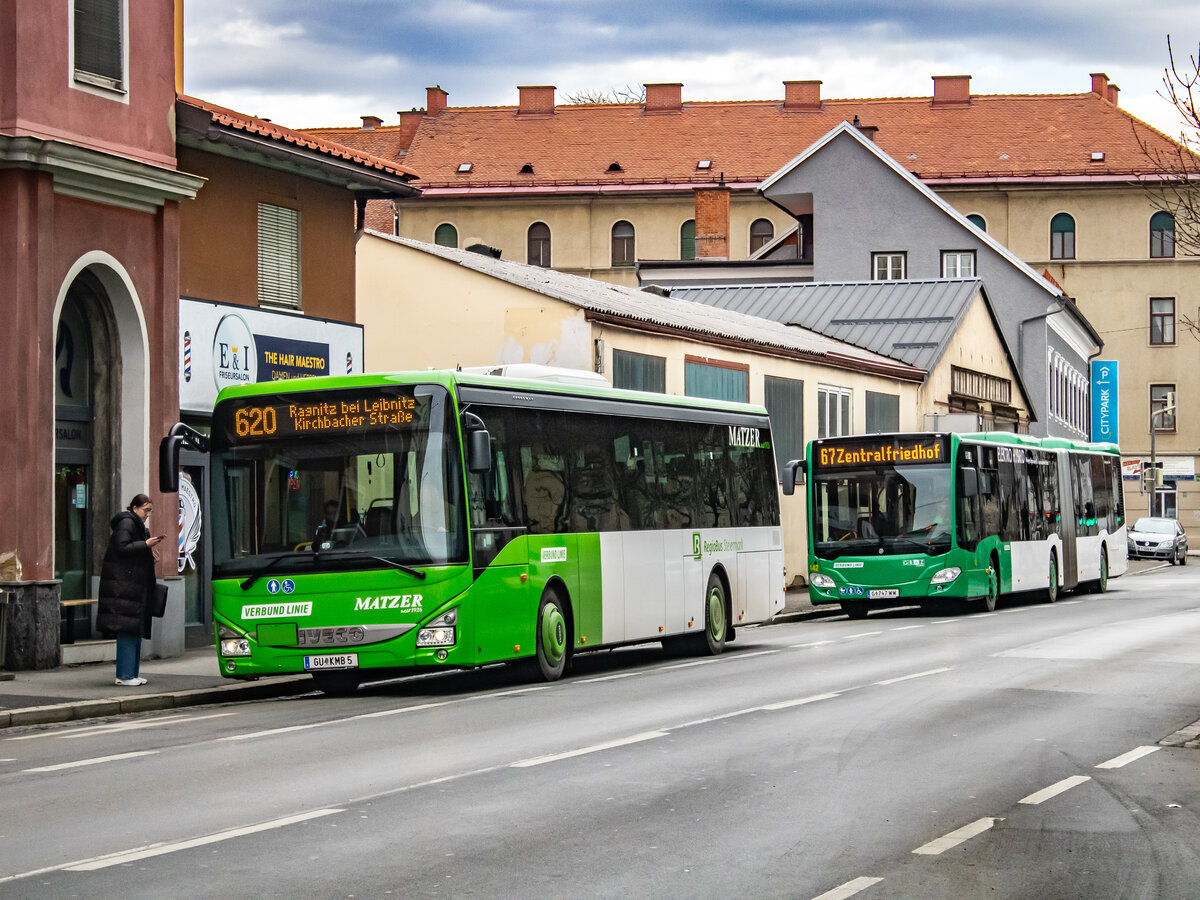 Graz. Wagen 5 von Matzer sowie Wagen 142 der Graz Linien, stehen hier am 12.02.2024 in der Haltestelle Karlauplatz.