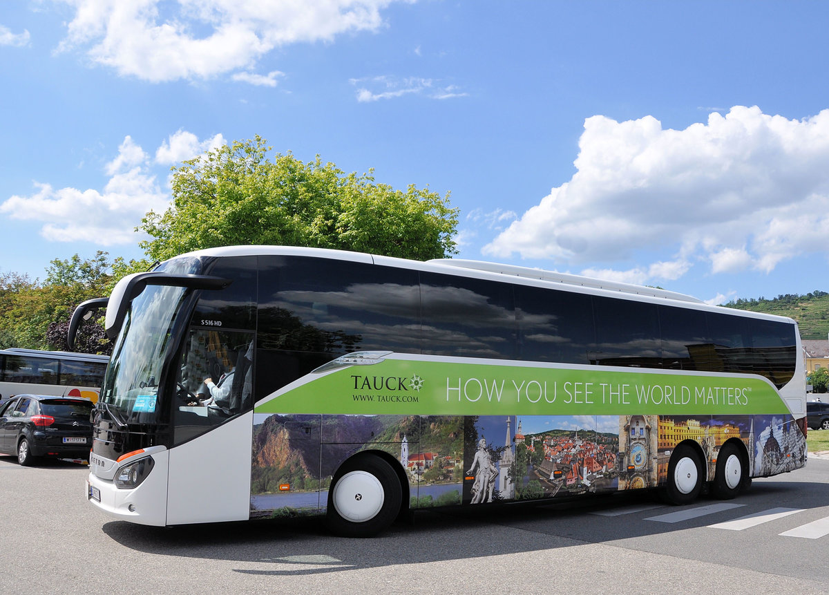 Setra 516 HD von Tauck Reisen aus der SK in Krems gesehen. Busbild.de