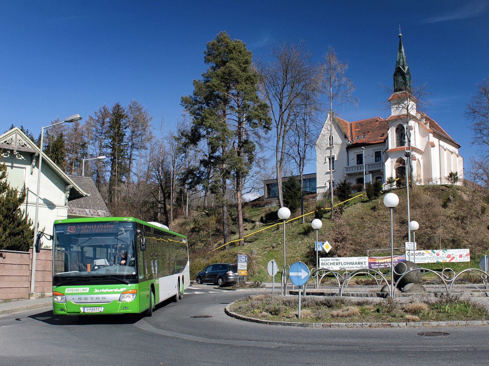 Raaba. Am 16.03.2023 war ein Setra S418 LE business von Dr. Richard auf der Linie 430 nach Laßnitzhöhe unterwegs, hier bei Raaba Kreisverkehr.