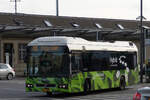 SL 3350, Volvo 7700 Hybrid von Sales Lentz, verlsst die Bushaltestelle am Bahnhof von Luxemburg.