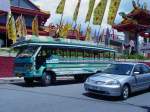 Am 12.04.2006 wartet dieser ISUZU-Bus, wie er hufig in Thailand zu finden ist, wenn auch nicht ganz so gepflegt, in Phuket auf die Fahrgste, die er zuvor zum Tempel gebracht hat.