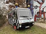 Steyr Citybus, gestaltet von Friedrich Hundertwasser, steht beim Kuchlbauer in Abensberg im Januar 2022
