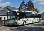 SL 3689, Iveco Crossway, von Sales Lentz, steht abfahrt bereit an der Bushaltestelle in Erpeldange.