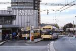 Mitte der 1990er Jahre treffen sich die beiden Solinger MAN-Oberleitungsbusse SG 200 HO 1 und SL 172 HO 24 am Graf-Wilhelm-Platz
