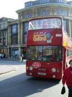 Dies ist ein typischer Bus fr Stadtrundfahrten in Oxford. Busse wie diesen gibt es dort von verschiedensten Anbitern.
