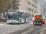 Graz. Der Winterdienst hat am Vormittag des 02.12.2023 in der steirischen Hauptstadt viel zu tun, wie dieses Bild beweist. Ein C2 G der Graz Linien ist hier als Linie 34E bei der Fliedergasse zu sehen.