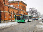 Graz. Am Vormittag des 02.12.2023 hat es in der steirischen Hauptstadt ordentlich geschneit – Wagen 181 der Graz Linien ist hier beim Abwarten des Anschlusses als Linie E5 beim Zentralfriedhof zu sehen.
