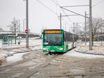 Graz. Am Vormittag des 02.12.2023 hat es in der steirischen Hauptstadt ordentlich geschneit – Wagen 181 der Graz Linien ist hier als Linie E5 beim Verlassen der Haltestelle Puntigam zu sehen.