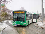 Graz. Am Vormittag des 02.12.2023 hat es in der steirischen Hauptstadt ordentlich geschneit – Wagen 31 der Graz Linien ist hier als Linie E5 beim Verlassen der Haltestelle Puntigam zu sehen.