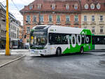 Graz. An diesem 1. Februar 2024, einem kalten Wintermorgen, ist Wagen 940 der Graz Linien am Jakominiplatz zu sehen.