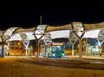 Graz. Am Abend des 15.03.2024, steht Wagen 96 der Graz Linien hier als Linie E5 in Puntigam.