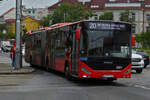 Gelenkbus OTOKAR Kent C, in den Straen nahe dem Bahnhof von Bratislava unterwegs.