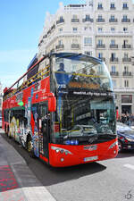 Ein Sightseeing-Bus des spanischen Herstellers Ayats ist auf der Gan Via in Madrid unterwegs.