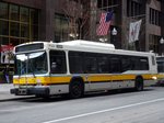 Bus United States of America (USA): Stadtbus Boston (Massachusetts): Neoplan AN440LF der Massachusetts Bay Transportation Authority (MBTA), aufgenommen im April 2016 in der Innenstadt von Boston