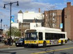 Bus United States of America (USA): Stadtbus Boston (Massachusetts): North American Bus Industries (NABI) 40-LFW Erdgasbus der Massachusetts Bay Transportation Authority (MBTA), aufgenommen im April