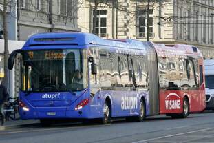 Volvo 7900 Hybrid 889 von BERNMOBIL mit Vollwerbung für Atrupi und Visana Versicherung am 5.2.25 auf dem Bahnhofplatz Bern.