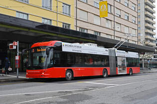 Hess Trolleybus 94, auf der Linie 3, bedient am 24.02.2025 die Haltestelle beim Bahnhof Biel.