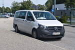 Mercedes Vito Tourer mit Elektroantrieb (W-6919BB) im Einsatz als Schienenersatzverkehr für Postbus in Lambach Bahnhof. Aufgenommen 27.8.2024.