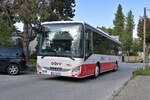 Iveco-Irisbus Crossway von sabtours (WE-SAB43) als Linie 524 bei der Haltestelle Gmunden Friedhof. Aufgenommen 27.8.2024.