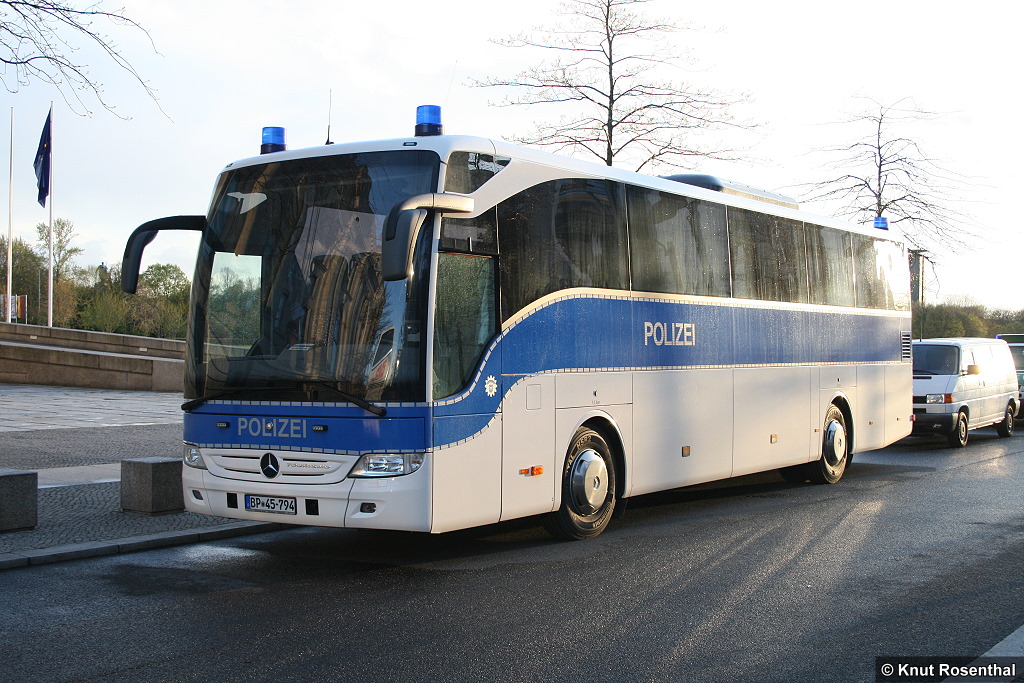 Bus der Bundespolizei in der Otto-von-Bismarck-Allee in Berlin.