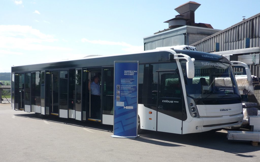 Ein Cobus-Flughafenbus vom Flughafen Zrich