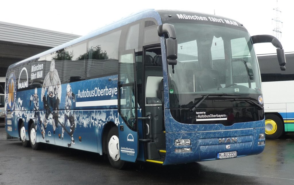 Ein MAN-Lions-Coach von Autobus-Oberbayern im Sportdress.