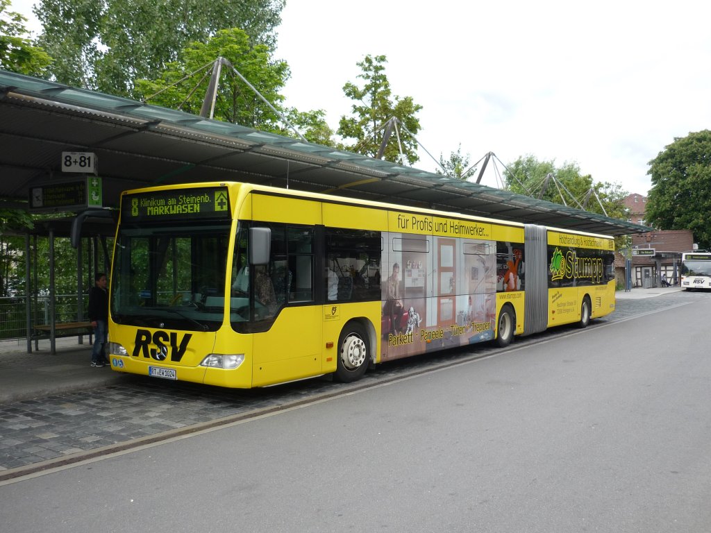 Mercedes-Benz -Gelenkbus 0 530 G  vom RSV,  auf dem ZOB in Reutlingen.