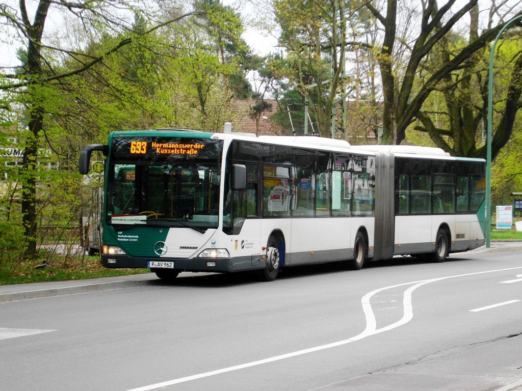  Mercedes-Benz O 530 I (Citaro) auf der Linie 693 nach Hermannswerder Ksselstrae am Bahnhof Rehbrcke.(28.4.2013) 