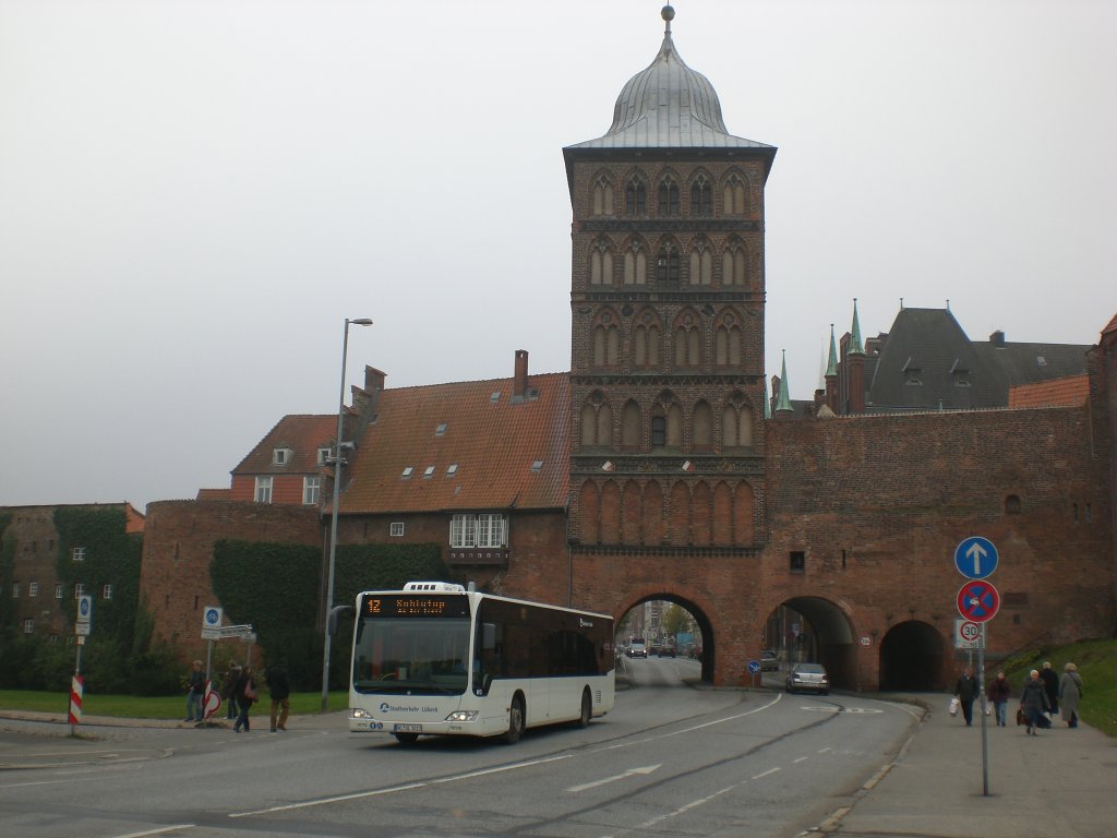  Mercedes-Benz O 530 II (Citaro Facelift) auf der Linie 12 nach Schlutrup an der Haltestelle Gustav−Radbruch−Platz.(24.10.2009) 