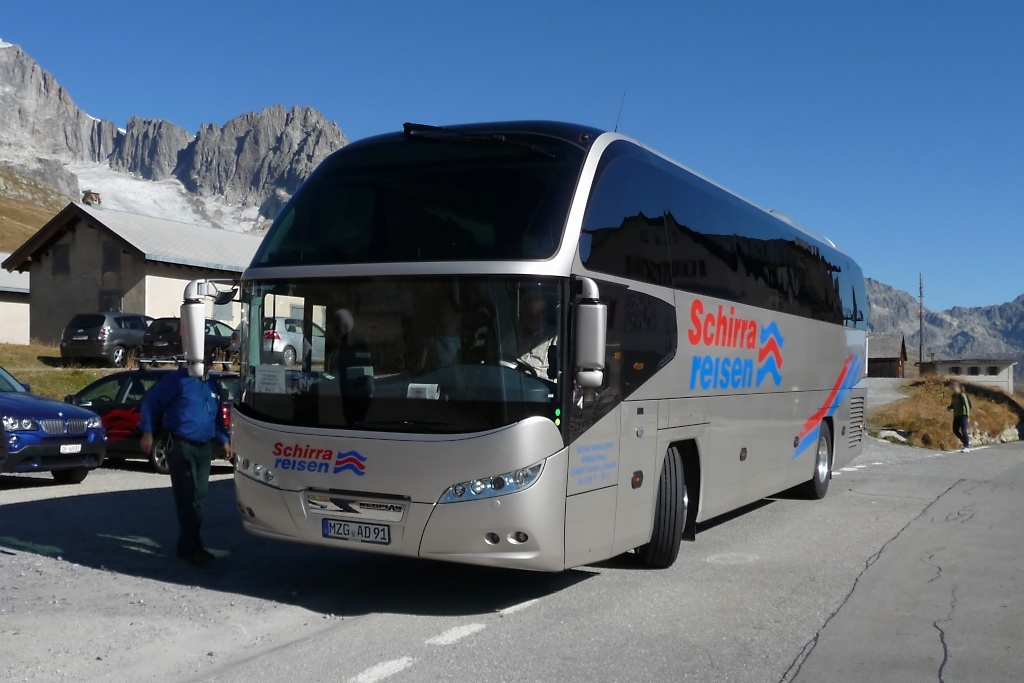 Neoplan-Cityliner am Furkapass (2.10.11)