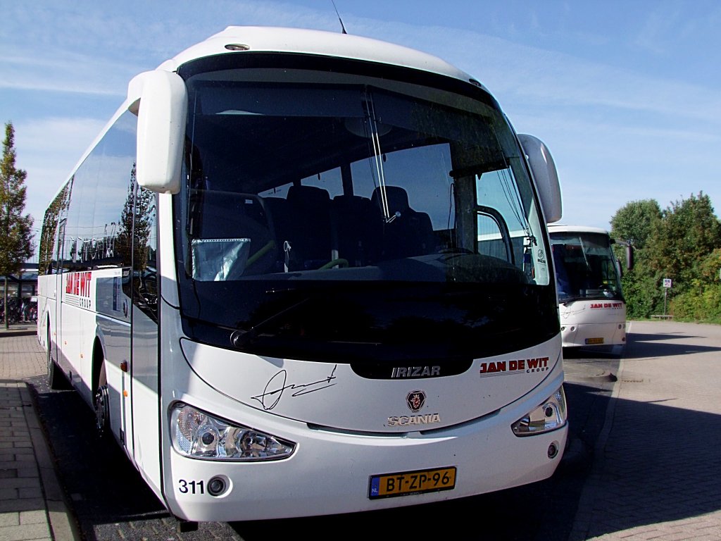 SCANIA-IRIZAR am Bahnhofsvorplatz in Enkhuizen;100905