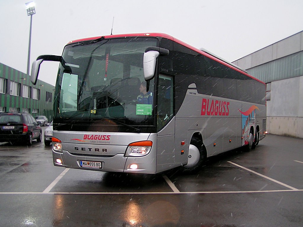 SETRA_S417GT-HD von Blaguss bringt die Mannschaft des SV-Mattersburg bei winterlichem kaltem Wetter zum Bundesligaspiel nach Ried i.I.; (hoffentlich hat der Fahrer bei der Heimfahrt nach der 3:0 Niederlage ein paar trstende Worte  fr die Burschen auf Lager);100313