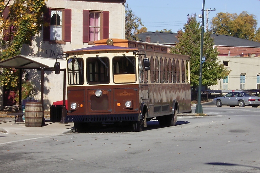 Stadtrundfahrt-Bus in Bardstown, KY (24.10.04)