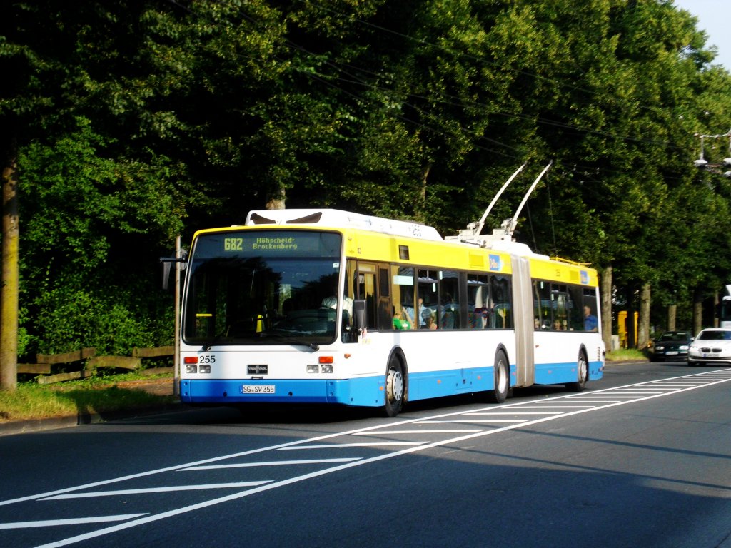  Van Hool AG 300 T auf der Linie 682 nach Solingen Hhscheid Brockenberg an der Haltestelle Solingen Central.(23.7.2013)   