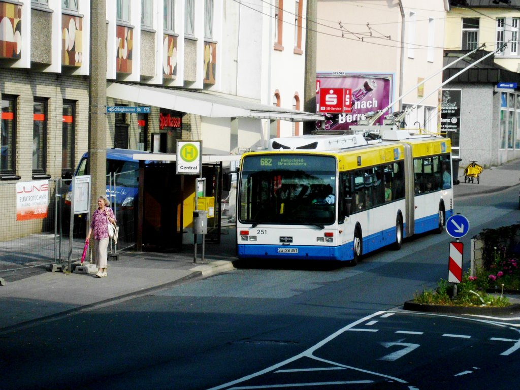  Van Hool AG 300 T auf der Linie 682 nach Solingen Hhscheid Brockenberg an der Haltestelle Solingen Central.(23.7.2013) 