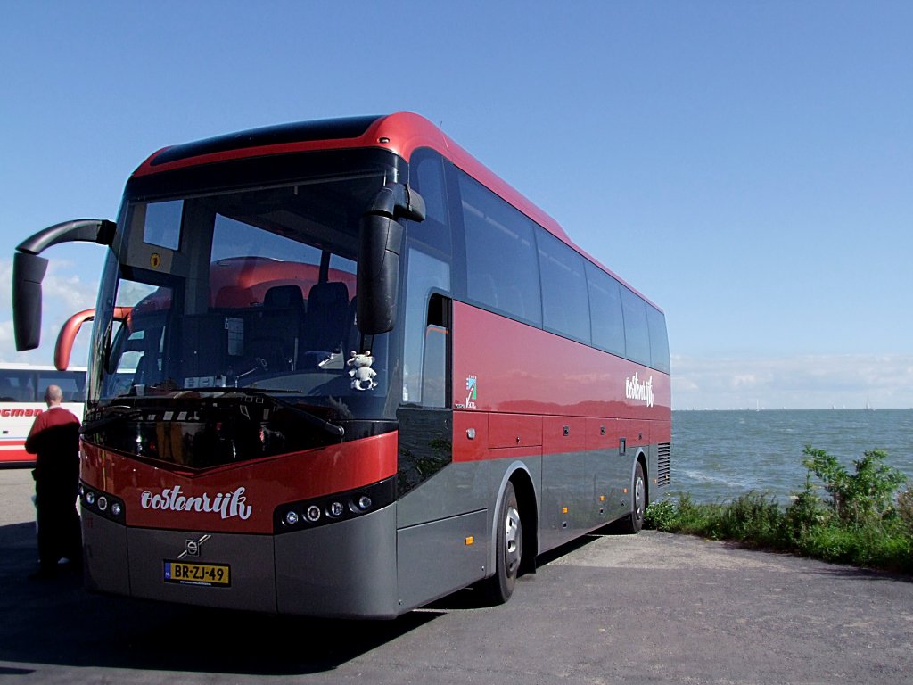 VOLVO-Bus am Parkplatz in Volendam;100904