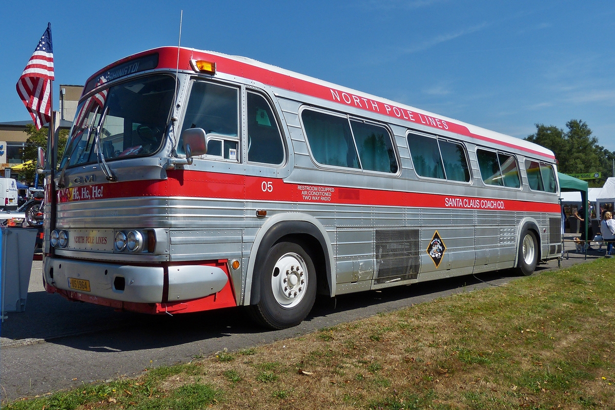  . Oldtimer GM PD 4106 Bus der Nord Pole Linie, als Souvenierladen umgebaut, gesehen bei den Vintage Cars & Bikes in Steinfort am 02.08.2015.