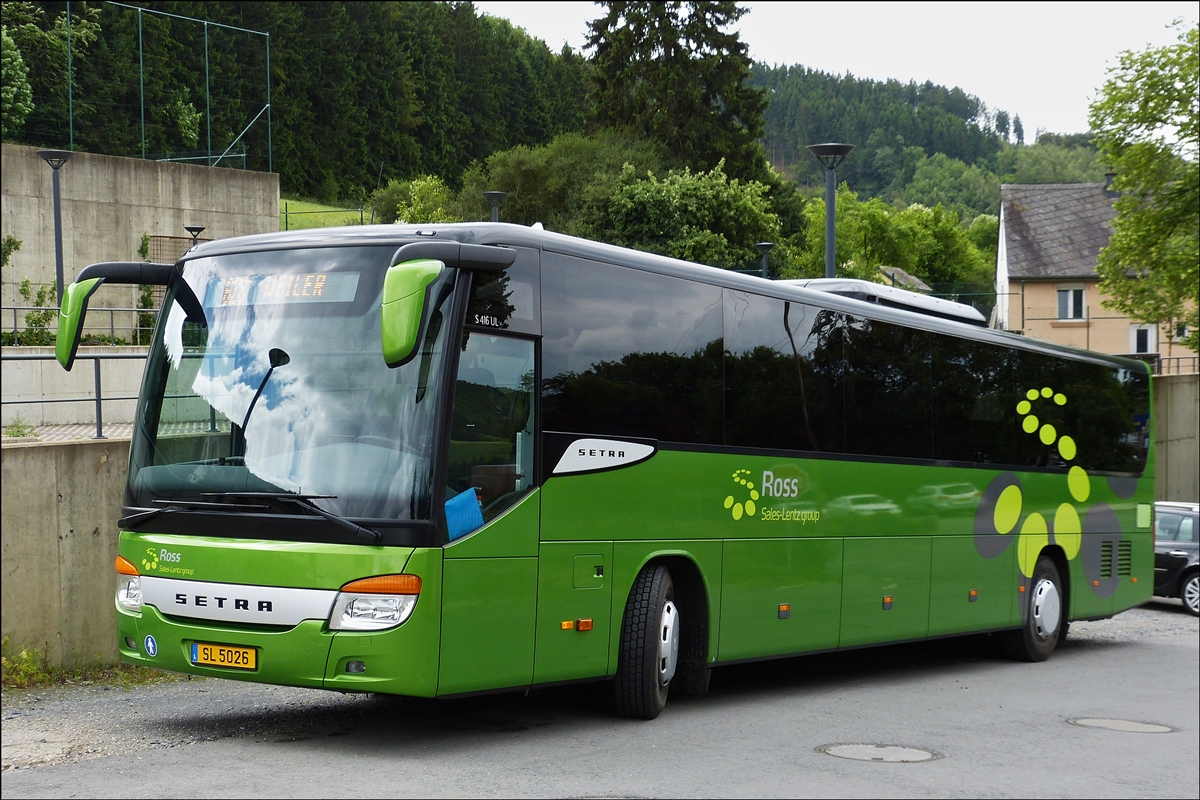  . SL 5026 dieser Setra S 416 UL der Firma Ross (Sales Lentz group) bringt mal etwas Farbe in unsere ganz in Weiss verkehrenden Linienbusse im Norden von Luxemburg. Aufgenommen in Wiltz am 14.06.2014. 