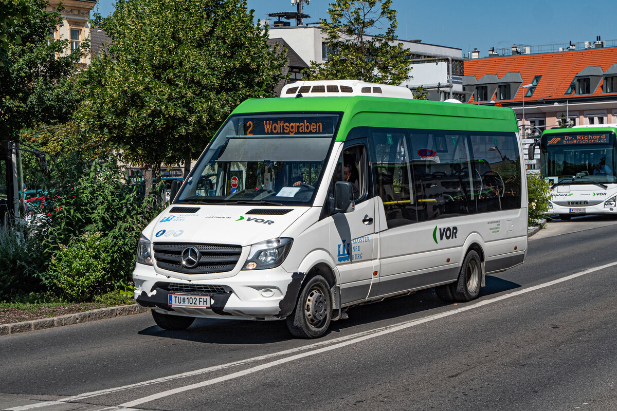 07.06.2024: Zuklinbus Wagen 102 als Stadtbus Linie 2 Richtung Wolfsgraben in Klosterneuburg.