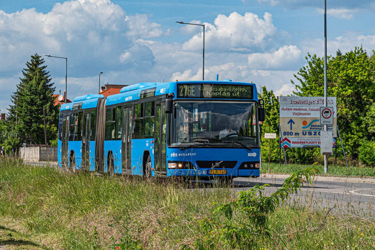 10.05.2024: BKV Wagen FLR 745 als 276E Richtung Rákoscsaba-Újtelep, Naplás út.