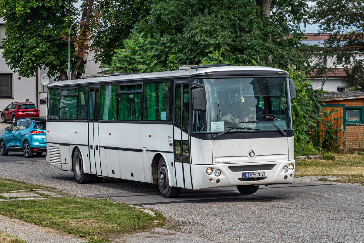 26.06.2024: az-lines Wagen BT-767DV als Schienenersatzverkehrslinie SV910 Richtung Marchegg in Marchegg.