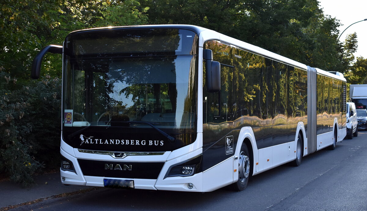 Altlandsberger Verkehrsgesellschaft mbH (AVG) mit einem MAN Lion's City Gelenkbus am 27.08.24 in Berlin Marzahn geparkt. Möglicherweise im Schienenersatzverkehr in Berlin im Einsatz?