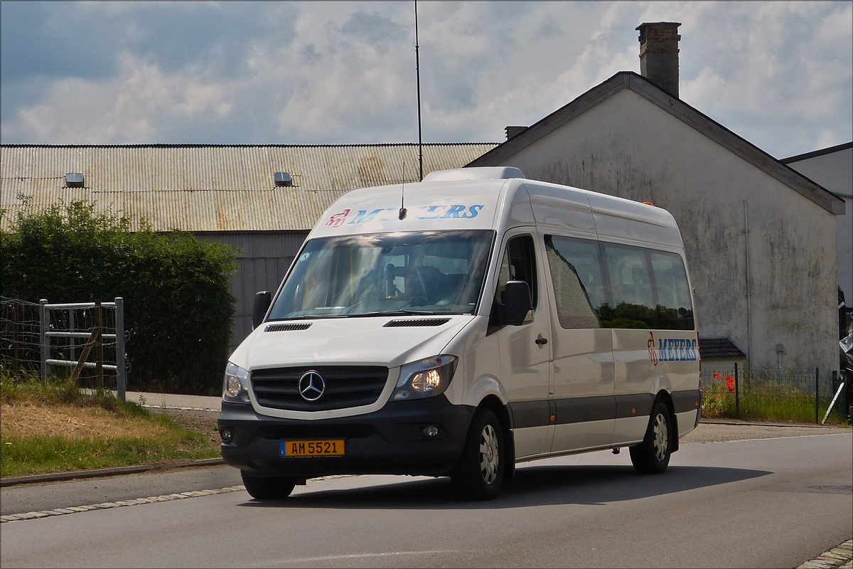  AM 5521, Mercedes Benz Kleinbus, vom Busunternehmen Meyers, fuhr mir am 03.06.2017 nahe Wiltz vor die Linse