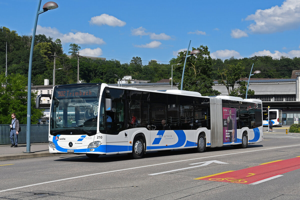 BOOG Mercedes Citaro 210, auf der Linie 502, fährt am 13.06.2024 über die Bahnhofbrücke beim  Bahnhof Olten.  